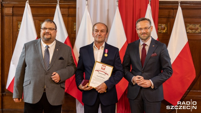 Fot. Robert Stachnik [Radio Szczecin] Stoczniowcy z medalami od prezydenta Polski [ZDJĘCIA]