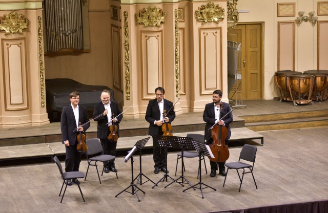 Phoenix String Quartet przyjmuje owacje publiczności Lwowskiej Filharmonii Narodowej. Fot. Vitaliy Hrabar Phoenix String Quartet na Międzynarodowym Festiwalu WIELCY TWÓRCY we Lwowie [ZDJĘCIA]