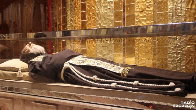 San Gionavanni Rotondo. Ciało świętego złożone w relikwiarzu. Fot. Piotr Kołodziejski [Radio Szczecin] Dziś Kościół wspomina św. o. Pio [ZDJĘCIA]