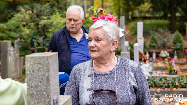 Fot. Robert Stachnik [Radio Szczecin] Przygotowania na cmentarzu ruszyły. Mieszkańcy sprzątają groby [WIDEO, ZDJĘCIA]