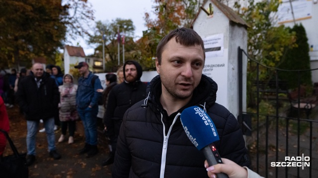 Fot. Robert Stachnik [Radio Szczecin] Kolejka Ukraińców od rana przed szczecińskim centrum [ZDJĘCIA]