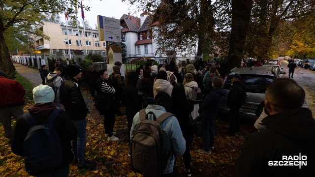 Fot. Robert Stachnik [Radio Szczecin] Kolejka Ukraińców od rana przed szczecińskim centrum [ZDJĘCIA]