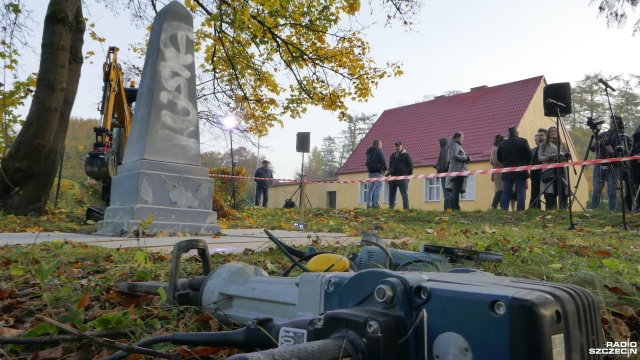 Fot. Maciej Papke [Radio Szczecin] Kolejny radziecki pomnik w Zachodniopomorskiem został usunięty [WIDEO, ZDJĘCIA]