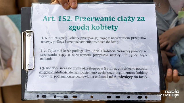 Fot. Robert Stachnik [Radio Szczecin] Szczecińscy działacze pro-life idą do prokuratury [ZDJĘCIA]
