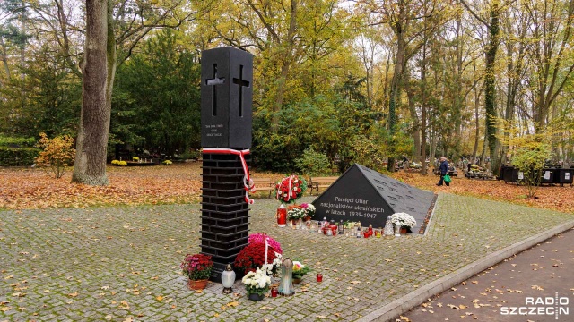 Fot. Robert Stachnik [Radio Szczecin] Cmentarz Centralny to także często odwiedzane miejsca pamięci [WIDEO, ZDJĘCIA]