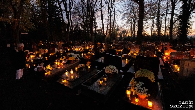 Fot. Robert Stachnik [Radio Szczecin] Wieczorową porą Cmentarz Centralny pięknieje [WIDEO, ZDJĘCIA]