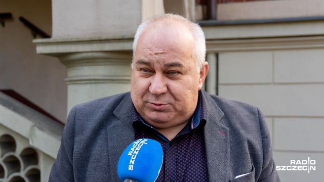 Fot. Robert Stachnik [Radio Szczecin] Pod pomnikiem prezydenta Lecha Kaczyńskiego zapłonęły znicze [ZDJĘCIA]
