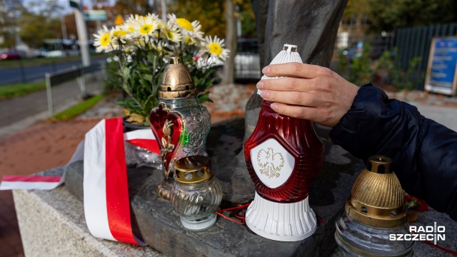 Fot. Robert Stachnik [Radio Szczecin] Pod pomnikiem prezydenta Lecha Kaczyńskiego zapłonęły znicze [ZDJĘCIA]