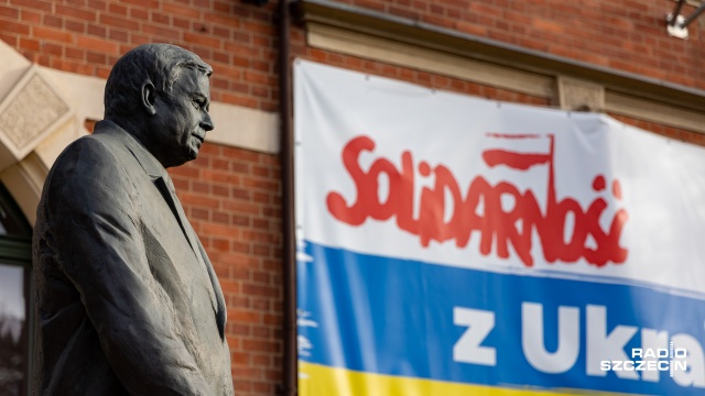 Fot. Robert Stachnik [Radio Szczecin] Pod pomnikiem prezydenta Lecha Kaczyńskiego zapłonęły znicze [ZDJĘCIA]