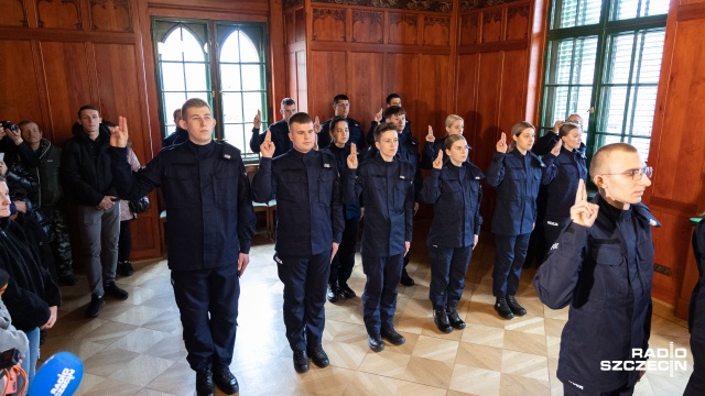Fot. Robert Stachnik [Radio Szczecin] Kilkunastu nowych policjantów złożyło ślubowanie w Szczecinie [WIDEO, ZDJĘCIA]