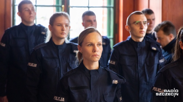 Fot. Robert Stachnik [Radio Szczecin] Kilkunastu nowych policjantów złożyło ślubowanie w Szczecinie [WIDEO, ZDJĘCIA]