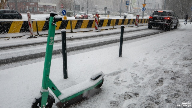 Szczecin. Fot. Maciej Papke [Radio Szczecin] Pada śnieg, ślisko na drogach. Kierowcy dzwonią, "to skandaliczne" [ZDJĘCIA]