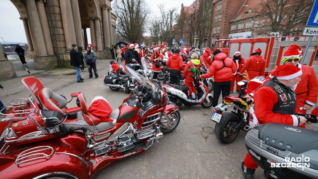 Fot. Robert Stachnik [Radio Szczecin] Motomikołaje wiozą pomoc dla domów dziecka [WIDEO, ZDJĘCIA]