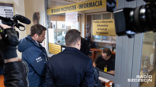 Fot. Robert Stachnik [Radio Szczecin] Trzaskowski przesłuchiwany w szczecińskiej prokuraturze [WIDEO, ZDJĘCIA]