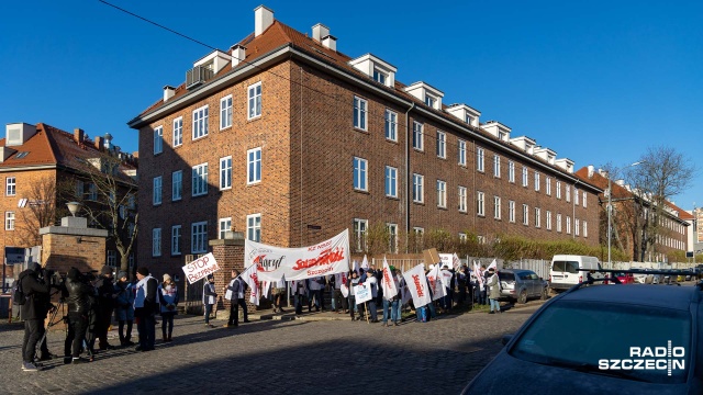Fot. Robert Stachnik [Radio Szczecin] Protest związkowców pod IPN w obronie zwolnionych pracownic [ZDJĘCIA]