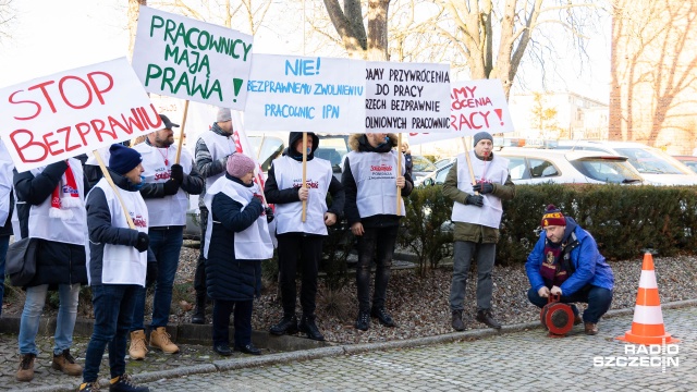 Fot. Robert Stachnik [Radio Szczecin] Protest związkowców pod IPN w obronie zwolnionych pracownic [ZDJĘCIA]