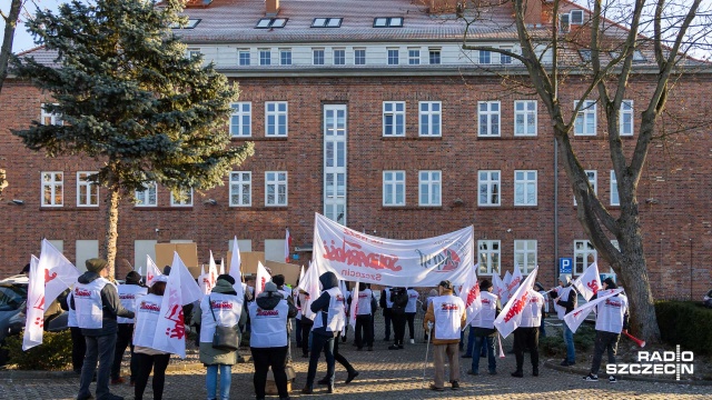 Fot. Robert Stachnik [Radio Szczecin] Protest związkowców pod IPN w obronie zwolnionych pracownic [ZDJĘCIA]
