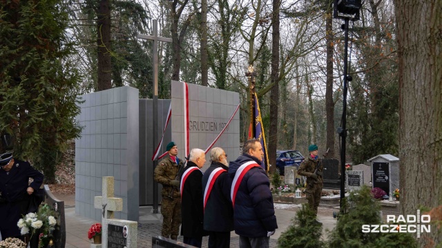 Fot. Robert Stachnik [Radio Szczecin] Wyjątkowy pomnik Ofiar Grudnia '70 odsłonięto na Cmentarzu Centralnym [WIDEO, ZDJĘCIA]