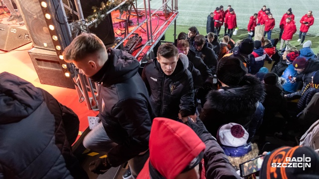 Fot. Robert Stachnik [Radio Szczecin] Kolędowanie z piłkarzami na stadionie Pogoni [WIDEO, ZDJĘCIA]