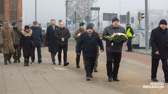 Fot. Robert Stachnik [Radio Szczecin] Światło i kwiaty przed Aniołem Wolności. Szczecin pamięta [WIDEO, ZDJĘCIA]