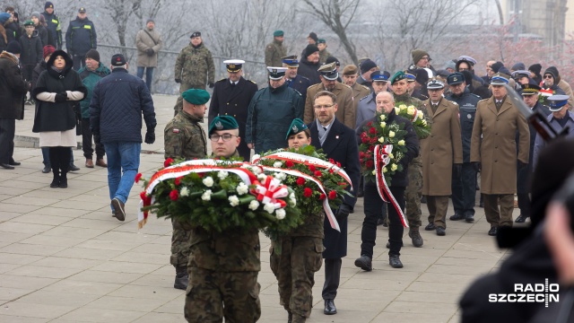Fot. Robert Stachnik [Radio Szczecin] Światło i kwiaty przed Aniołem Wolności. Szczecin pamięta [WIDEO, ZDJĘCIA]