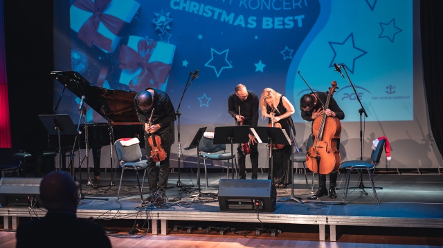 Kwartet Baltic Neopolis Orchestra przyjmuje brawa publiczności. Fot. Jakub Niwa [Radio Szczecin] Wzruszający koncert świąteczny w Radiu Szczecin [ZDJĘCIA]
