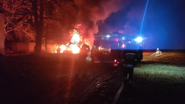 Fot. Ochotnicza Straż Pożarna w Charzynie / Facebook Charzyno. Ciągniki w ogniu [ZDJĘCIA]