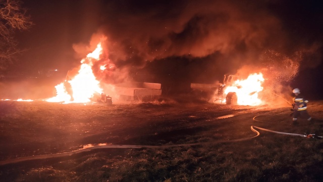 Fot. Ochotnicza Straż Pożarna w Charzynie / Facebook Charzyno. Ciągniki w ogniu [ZDJĘCIA]