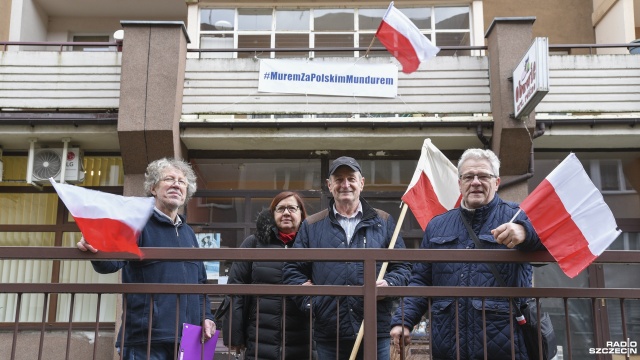 Wywiesił baner z wyrazami wsparcia dla polskich żołnierzy, spółdzielnia mieszkaniowa każe go zdjąć.