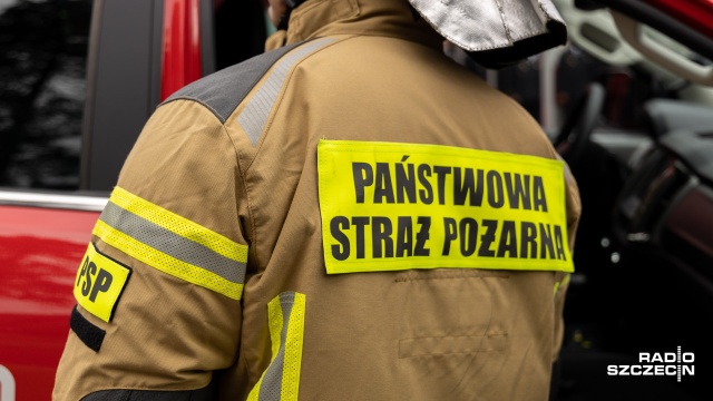 Pożar domu w Żelisławiu w powiecie drawskim. Ogień w budynku dwurodzinnym pojawił się około 5:30.