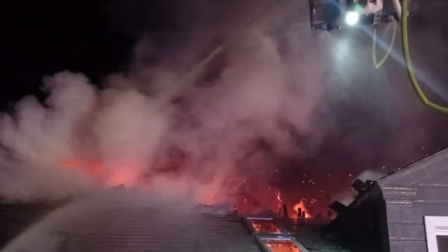 Pożar poddasza i wybuch butli z gazem we wsi Lewice pod Gryficami. Strażacy przyjęli zgłoszenie w poniedziałek późnym wieczorem.