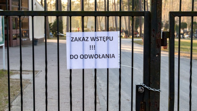 Niewybuch na cmentarzu komunalnym w Goleniowie - nekropolia została zamknięta dla odwiedzających. Od rana na miejscu pracować będą saperzy i policja.