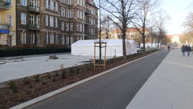 Duże ułatwienie dla kierowców w okolicy Urzędu Miejskiego w Szczecinie. W środę po południu otwarty zostanie kolejny fragment modernizowanej alei Jana Pawła II.