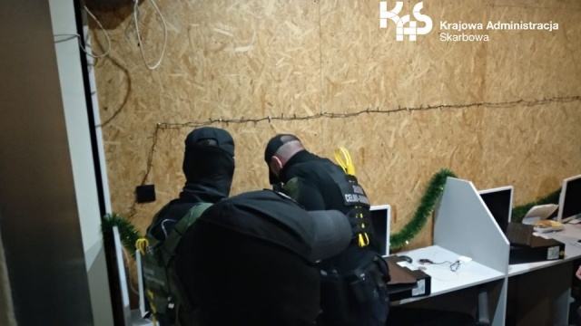Kolejny nielegalny salon gier w regionie zlikwidowany. Tym razem policjanci i Krajowa Administracja Skarbowa interweniowała w Połczynie Zdroju.