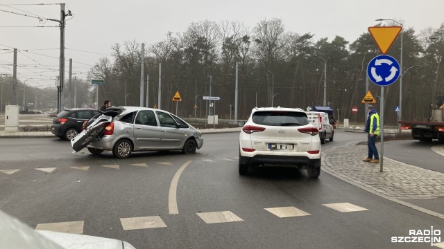 Samochód osobowy zderzył się z ciężarówką na osiedlu Zawadzkiego w Szczecinie. Do zdarzenia doszło na rondzie Olszewskiego, na dojeździe od Wojska Polskiego.