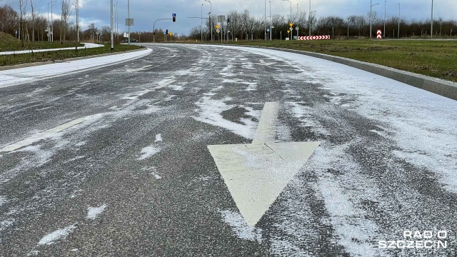 Prognozy pogody nie przewidywały gołoledzi, stąd oblodzone chodniki i jezdnie - tłumaczy Zarząd Dróg i Transportu Miejskiego w Szczecinie.