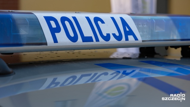Korzystał z telefonu komórkowego w trakcie jazdy i zajechał na pasach drogę pieszej - policjanci ze Szczecina zatrzymali do kontroli 49-latka.
