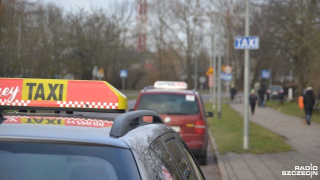 Przejazdy taksówkami w Kołobrzegu są zbyt tanie Tak uważają sami taksówkarze, którzy zwrócili się do miejscowych radnych o zwiększenie tzw. opłaty początkowej za przejazd.