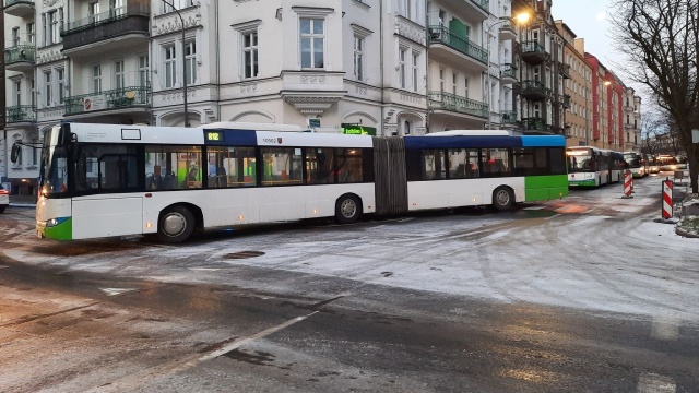 Ślisko na ulicach Szczecina i regionu - od rana informują nas o tym kierowcy. Doszło już do kilku stłuczek, m.in. w Płoni i w Goleniowie. Problemy są również w kursowaniu komunikacji miejskiej.