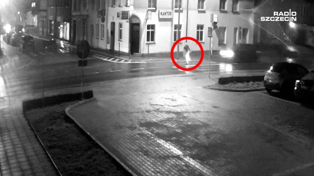 Piesza przechodząca przez pasy została potrącona w poniedziałek w Wolinie. Siła uderzenia była na tyle silna, że kobieta przeleciała kilkanaście metrów przez ulicę Zamkową.