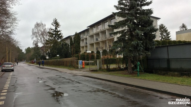 Mieszkańcy domków jednorodzinnych w Świnoujściu nie zgadzają się z planami inwestycyjnymi w okolicy - przy granicy ma powstać budynek o wysokości 40 metrów.