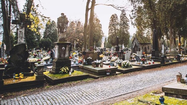 Lampiony, wiązanki, a nawet ławki znikają z Cmentarza Komunalnego przy ulicy Karsiborskiej w Świnoujściu.