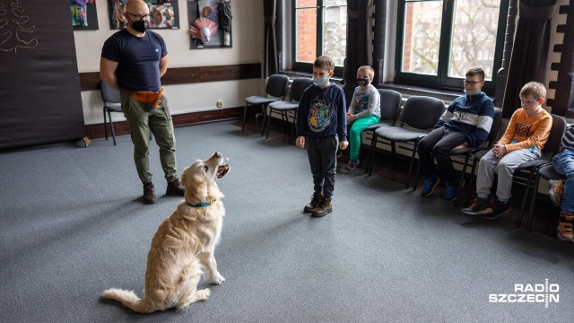 Pies w różnych kulturach, czyli warsztaty dogoterapeutyczne dla najmłodszych w ramach ferii zimowych. Atrakcje w ramach półkolonii organizuję Pałac Młodzieży w Szczecinie.