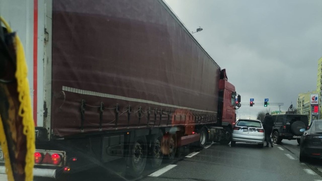 Uwaga kierowcy. Kolizja na ulicy Przyjaciół Żołnierza w Szczecinie. Kierowcy dzwonią do nas w tej sprawie.