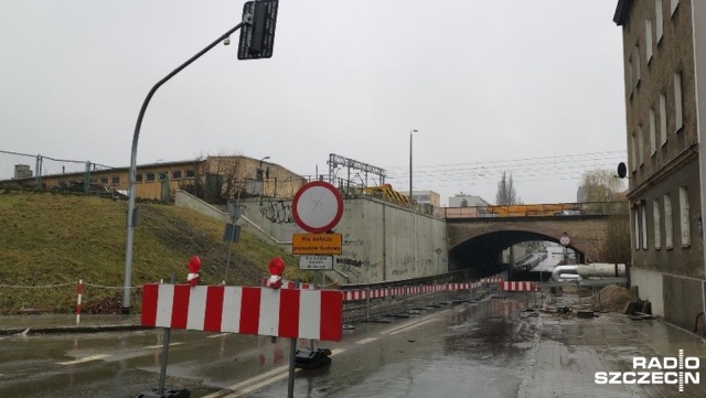 Opóźnia się zakończenie modernizacji linii kolejowej na odcinku Poznań Główny- Szczecin Dąbie. Prowadzące inwestycję PKP PLK SA potwierdzają, że jej finał nastąpi dopiero w połowie 2023 roku.