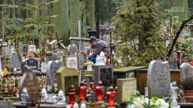 Po weekendowym orkanie Nadia, który przeszedł przez nasz kraj, jedna z największych nekropolii Europy była niedostępna dla mieszkańców mając na uwadze ich bezpieczeństwo.