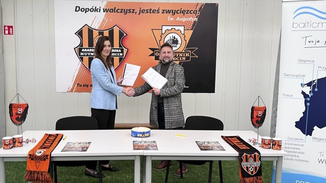 To ważny dzień dla piłkarskiego Hutnika Szczecin. Po raz pierwszy w historii klubu młodzieżowa akademia doczekała się strategicznego partnera. Dzięki wsparciu sieci przychodni Balticmed do szczecińskiego Hutnika trafią nowe stroje, piłki czy też bramki treningowe.