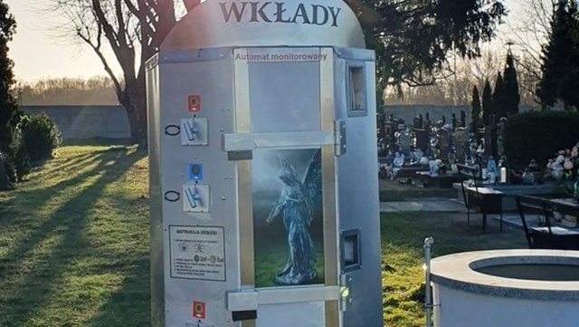 Automaty, w których można kupić wymienny wkład, stanęły na nekropoliach przy ulicach Kościuszki i Lotników.