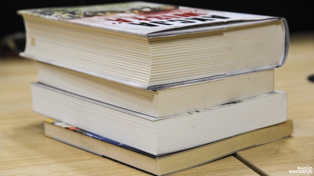 Zamiast na śmietnik mają szansę na drugie życie. Biblioteka Wydziału Teologicznego w Szczecinie ma do rozdania około trzech tysięcy książek, które nie są już częścią księgozbioru biblioteki.