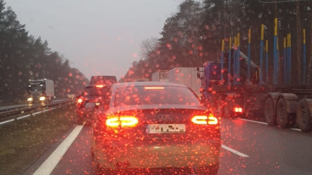 Częściowo zablokowana jest droga S10 miedzy Stargardem a Szczecinem.